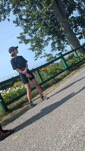 AMAZING very slim Girl in short black legging. oc