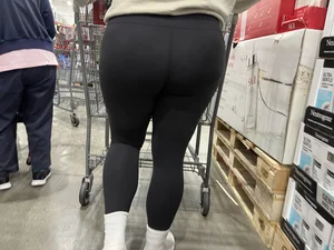 I love Costco , caught another thick ass
