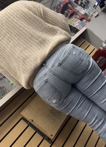 Thick ebony milf in tight jeans!