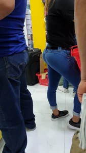 Latina booty in pocket less jeans