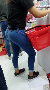 Latina booty in pocket less jeans
