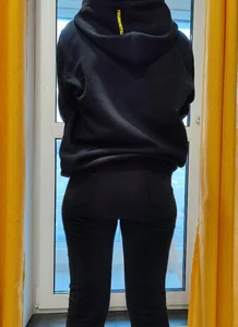 Candid chick wearing tight black jeans home closeups