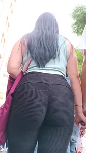 Mexicana con grandes tetas en Leggings negros