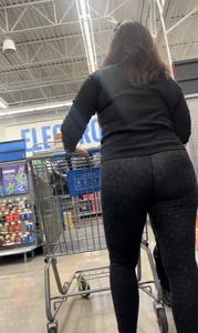 Pawg Mom with nice ass in spandex