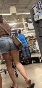 Milf in shorts catches on to me