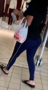 Perfect huge l@tina ass in workout pants
