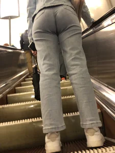 Sexy candid milf's butt in tight blue jeans subway escalator creepshots