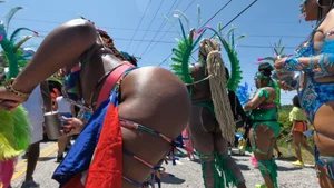 Hypnotizing Haitian Bounces Her Phat Pinballs