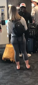 Blondie with a tight bubble butt in leggings (OC)