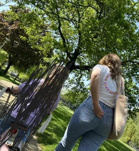 Hot milf's ass in tight blue jeans, creepshot at the park