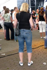Blonde milf in blue jeans street creepshot
