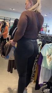 Such a nice big ass in Teveo leggings(Not OC)