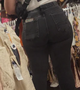 Thick Latina MILF shows off dumpy in black jeans