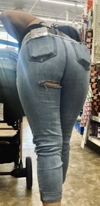 Tatted milf w luv handles in ripped jeans‼️