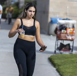 Hot candid summer girls in shorts, leggings and crop tops