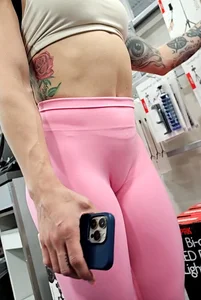 Athletic girl in pink leggings [OC]