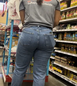 Tight Bubble Ass in Jeans Mami