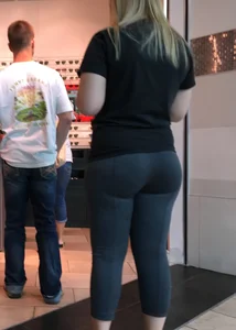 PAWG at the mall in tight grey leggings