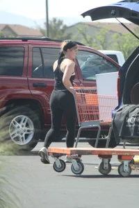 Hoe Depot girl with big booty loading her SUV in leggings with vpl