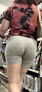 Nice buns in grey short‼️