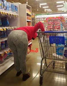 Ebony babe with a big booty in grey leggings