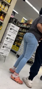 Juicy🍑 latina in tight jeans