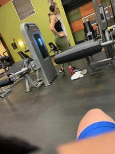 Girl working out with a nice ass in green leggings