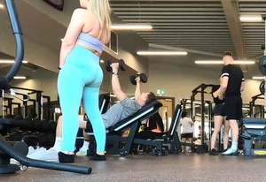 Gym blonde in turquoise leggings notices me and doesn’t mind, even moves in front of me later for some close-ups