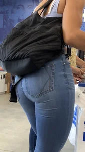 Tight body Latina in jeans