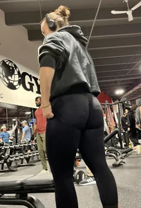 Thick booty working out at the gym in black leggings