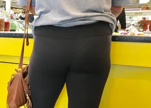 Big booty babe getting some food in leggings with vtl