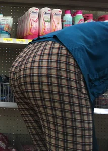 Nice big round booty in tight patterned leggings