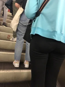 Nice Candid Ass in Leggings on a Subway Escalator Low Angle Creepshots