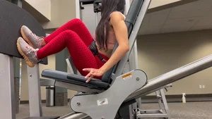 Epic candid gym babe working out in red textured leggings with an amazing ass