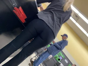 Hottt blonde milf got a nice ass.