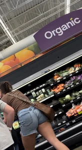 Milf in shorts catches on to me