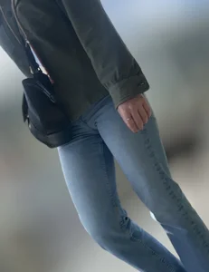 Chick in tight blue jeans cameltoe