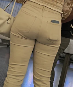 PAWG in light brown Jeans.