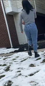 Latina in jeans