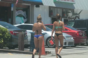 Even more hot and sexy bikini babes in Florida