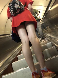 Hot legs subway candid pics