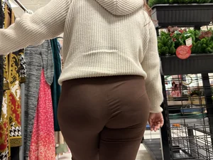 Chubby latina in brown leggings
