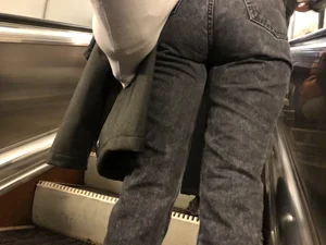 Candid chick wearing tight grey jeans subway escalator creepshot