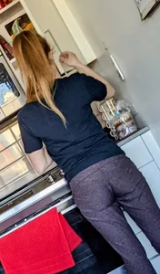 Nice housewife's booty at the kitchen creepshot