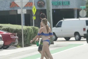Candid Florida beach and bikini girls
