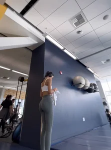 Must see! Gym babe bends over  / not OC