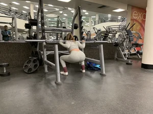 Hot gym babe in grey leggings with a nice ass doing squats