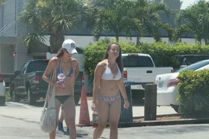 Even more hot and sexy bikini babes in Florida