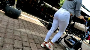 CURVED ASS WHITE PANTS MOM