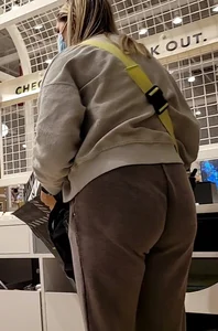Teen booty in joggers
